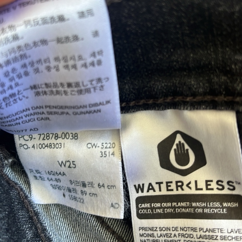 LEVIS STRETCHY HIGH RISE SHORTS - Picture 5 of 5